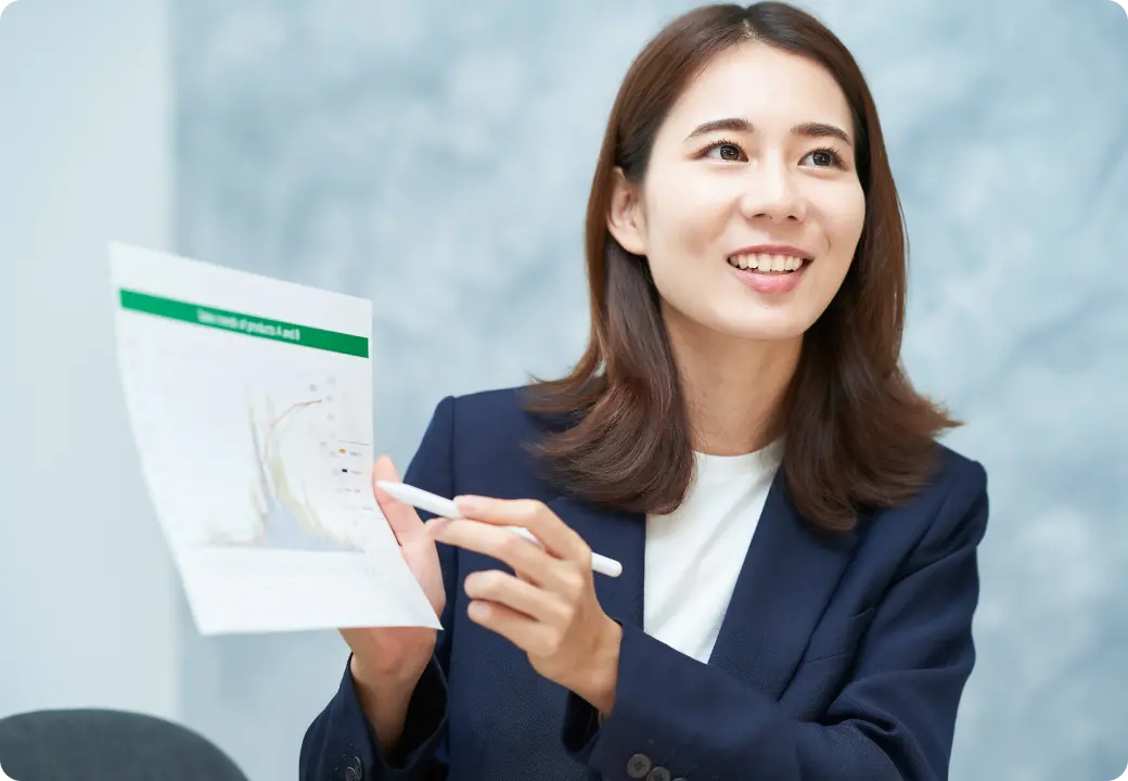 資料の説明をする女性
